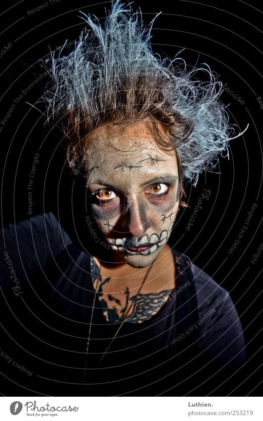 Zombie Mensch Frau Erwachsene Kopf Haare & Frisuren Gesicht 1 beobachten Aggression außergewöhnlich bedrohlich dunkel gruselig verrückt trashig blau schwarz