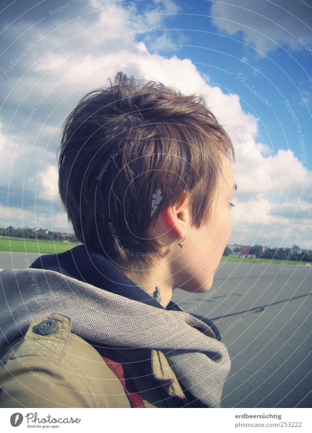 Flugstunde für Gedanken - Frau blickt auf Flughafen-Landebahn Luftverkehr Junge Frau Jugendliche Leben Kopf Haare & Frisuren 1 Mensch Himmel Wolken Verkehrswege