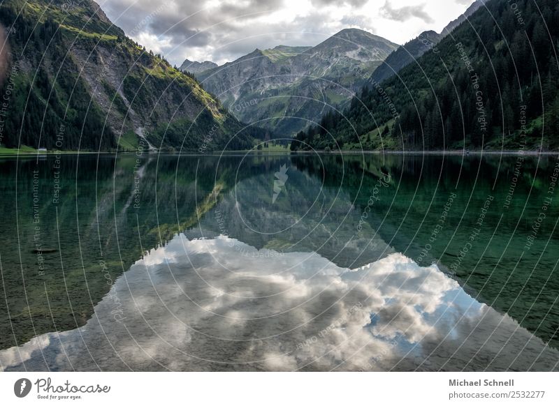 Spiegelung im Vilsalpsee Umwelt Natur Landschaft Wasser Himmel Wolken Sommer Alpen Berge u. Gebirge Tannheimer Tal See ästhetisch groß schön natürlich Romantik