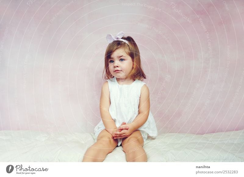 Hübsches kleines Mädchen auf rosa Hintergrund elegant Stil schön Haare & Frisuren Mensch feminin Kind Kleinkind Kindheit 1 1-3 Jahre Mode Kleid Kopftuch blond