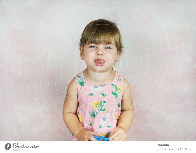Kleines Mädchen, das seine Zunge herausstreckt. Lifestyle Stil Design Freude Gesicht Kindererziehung Bildung Mensch feminin Kleinkind Kindheit 1 1-3 Jahre Kleid