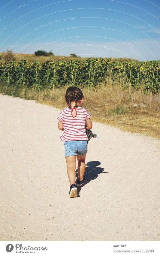Rückansicht eines kleinen Mädchens, das in der Natur spazieren geht. Lifestyle Stil Wellness Abenteuer Freiheit Mensch feminin Kind Kleinkind Kindheit 1