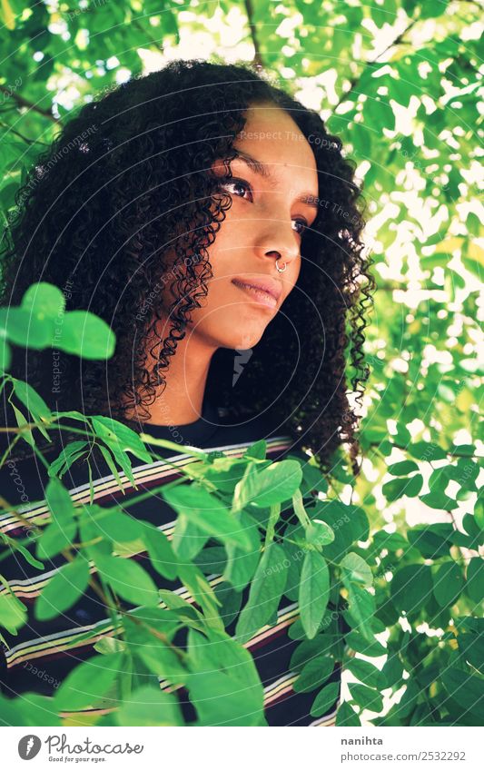 Junge Frau umgeben von grünen Blättern Lifestyle Stil Design schön Haare & Frisuren Haut Gesicht Mensch feminin Jugendliche 1 18-30 Jahre Erwachsene Umwelt