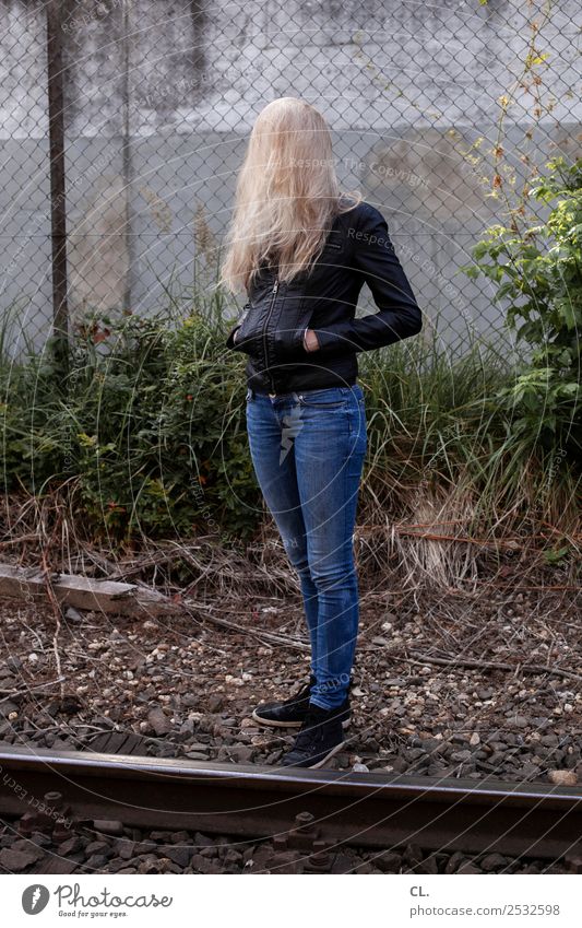 blondie Mensch feminin Junge Frau Jugendliche Erwachsene Leben 1 18-30 Jahre Sträucher Schienenverkehr Gleise Mode Hose Jeanshose Jacke Leder Lederjacke Schuhe
