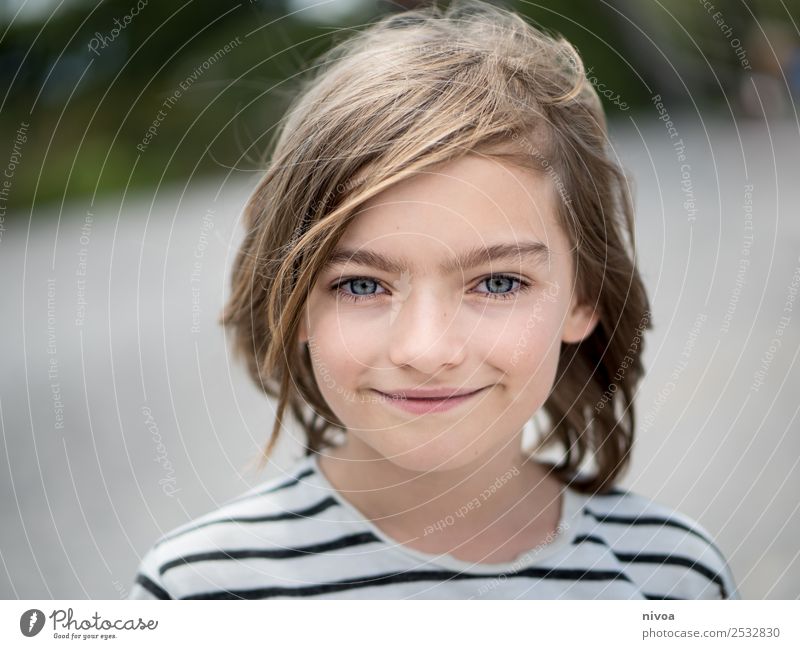 Outdoorportrait von einem blonden Jungen Freude Gesundheit Leben Zufriedenheit Spielen Kindererziehung Schulhof Mensch maskulin Kopf Haare & Frisuren Gesicht