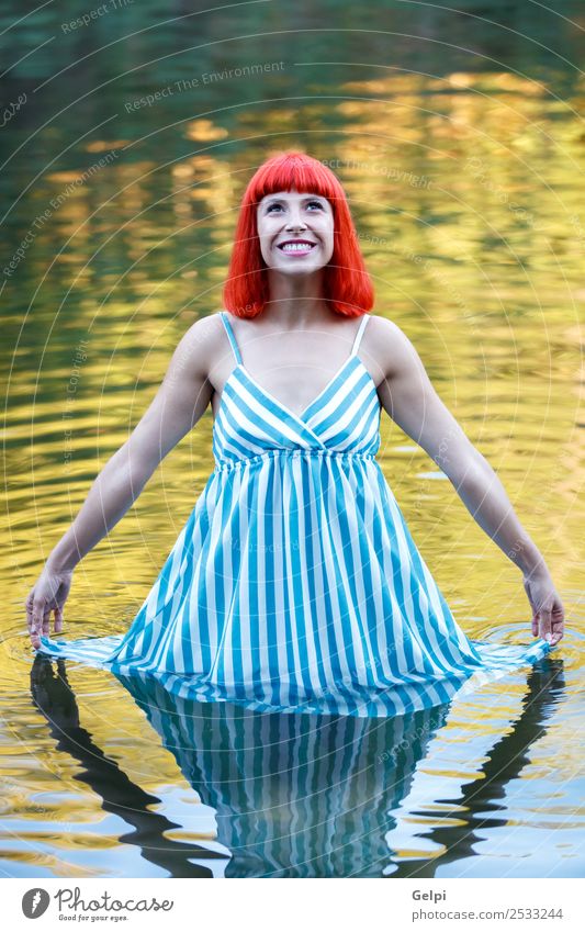 Glückliches Mädchen in einem See mit einem blauen Drees, das aufblickt. Lifestyle Stil schön harmonisch Erholung Freizeit & Hobby Freiheit Sommer Frau