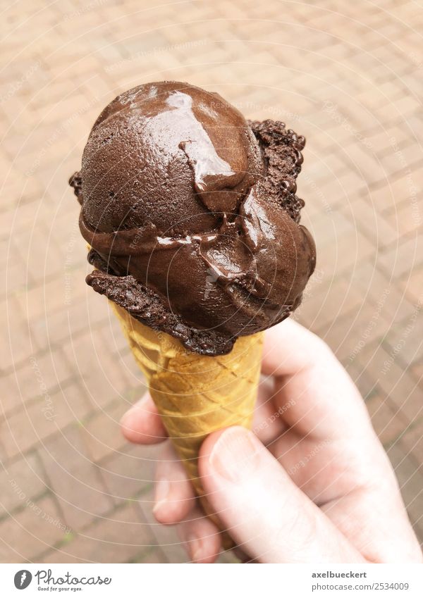 Zartbitterschokolade Eiscreme Kegel Lebensmittel Dessert Speiseeis Essen Lifestyle Sommer Mensch Mann Erwachsene Hand authentisch trendy lecker braun Halt