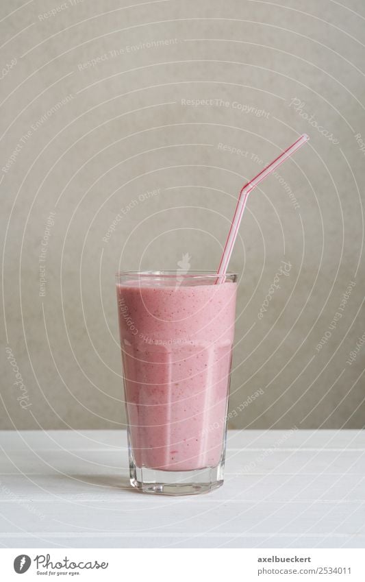 Erdbeer Smoothie Lebensmittel Milcherzeugnisse Ernährung Getränk Saft Glas Trinkhalm Lifestyle trendy Milchshake Erdbeer Shake Erdbeeren selbstgemacht Farbfoto
