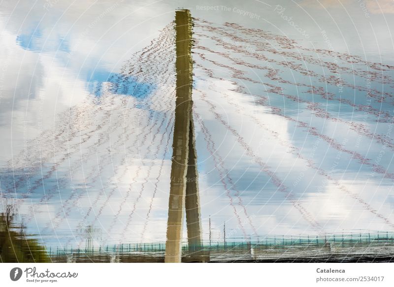 Scheinwelt, Brückenpfeiler spiegelt sich im Wasser Landschaft Urelemente Himmel Wolken Sommer Schönes Wetter Fluss Bauwerk Architektur Pylon Hängebrücke