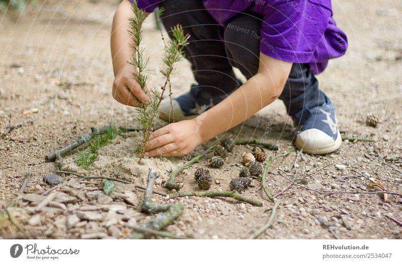 Kind spielt Freude Glück Freizeit & Hobby Spielen Sommer Garten Mensch Mädchen Junge Kindheit Hand 1 3-8 Jahre Umwelt Natur Pflanze authentisch nachhaltig