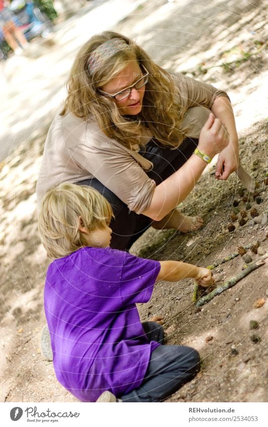 spielen im Sand Kind Kindheit Frau Mutter tante vertieft konzentriert Spielplatz Zusammensein zusammen gemeinsam Vertrauen Beziehung Familie & Verwandtschaft