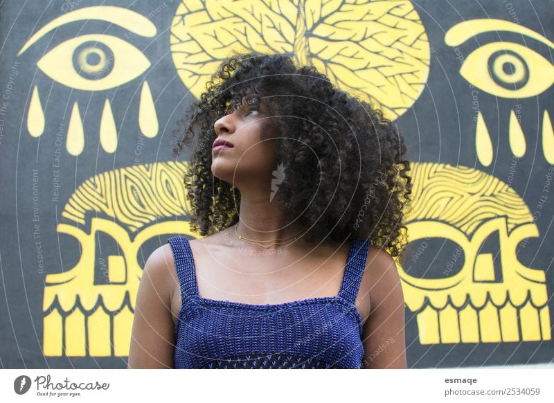 Porträt einer jungen Frau mit Graffiti Lifestyle exotisch Junge Frau Jugendliche Kleinstadt Stadt Afro-Look beobachten Beratung Coolness authentisch schön