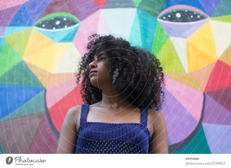 rebellisches Mädchen vor einem gemalten Wandbild Lifestyle Ferien & Urlaub & Reisen feminin Junge Frau Jugendliche 1 Mensch Kunst Maler Mode Haare & Frisuren