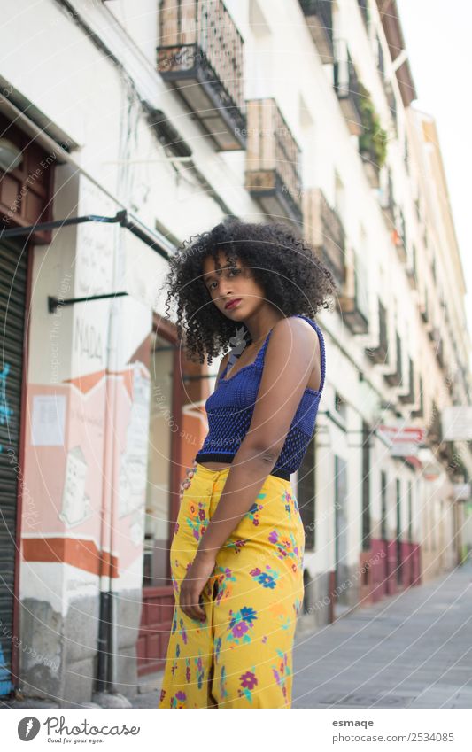 Porträt eines rebellischen Teenagers auf der Straße Lifestyle exotisch Junge Frau Jugendliche Dorf Kleinstadt Stadt Mauer Wand Mode Afro-Look natürlich