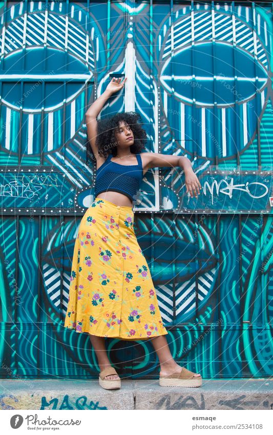 Porträt einer Mulattin über Graffiti exotisch Freude schön Tourismus Ausflug Sommer Mensch Junge Frau Jugendliche Erwachsene Kunst Künstler Mauer Wand Mode