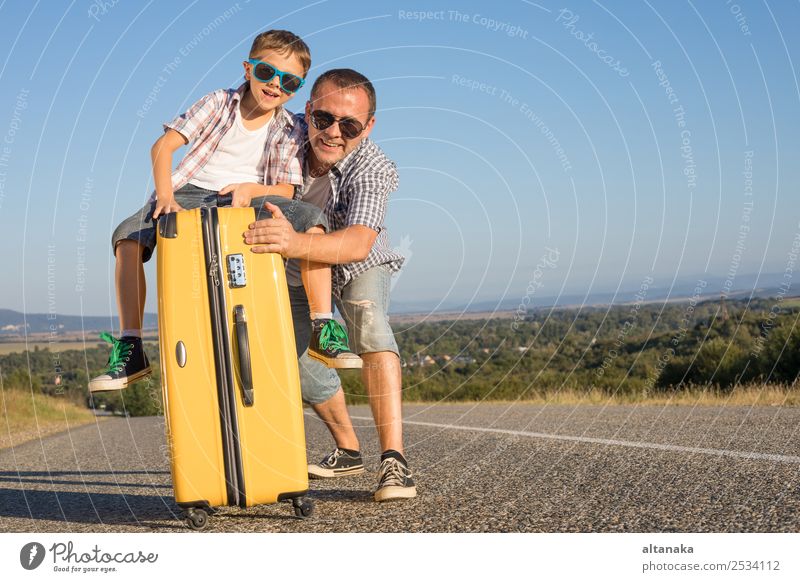 Vater und Sohn stehen zur Tageszeit auf der Straße. Begriff des Tourismus. Lifestyle Freude Glück Spielen Ferien & Urlaub & Reisen Ausflug Abenteuer Freiheit