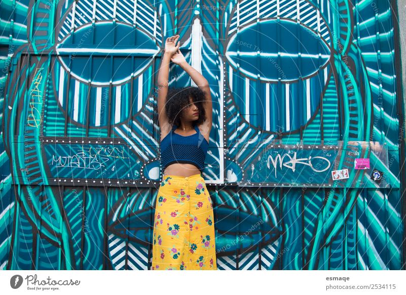 Porträt einer jungen Frau mit Graffiti Lifestyle schön Ferien & Urlaub & Reisen Abenteuer Freiheit Mensch Junge Frau Jugendliche Kultur Jugendkultur Subkultur