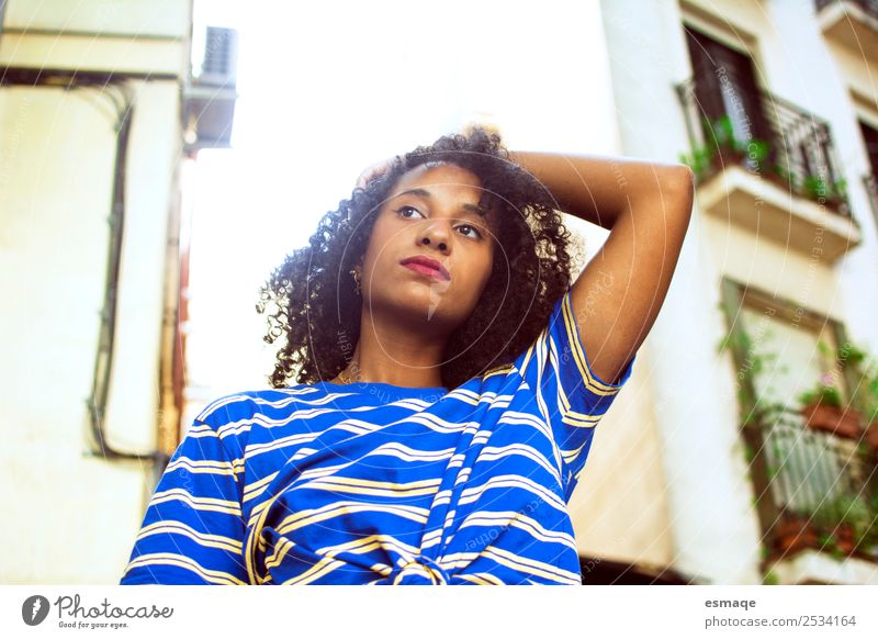 Porträt einer jungen Frau auf der Straße Lifestyle exotisch Freude schön Wellness Mensch Junge Frau Jugendliche Mode Afro-Look beobachten Beratung Coolness