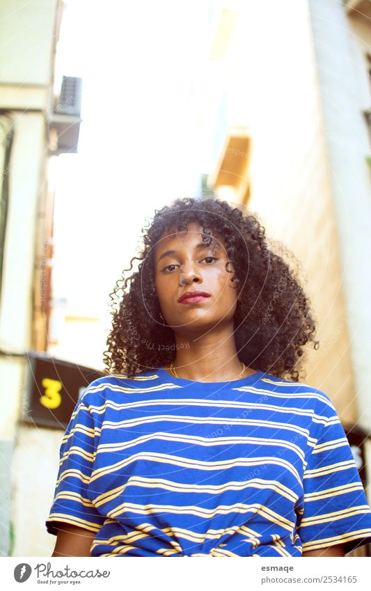 Porträt einer urbanen Frau exotisch Ferien & Urlaub & Reisen Tourismus Mensch feminin Mode Afro-Look Armut schön einzigartig natürlich niedlich positiv