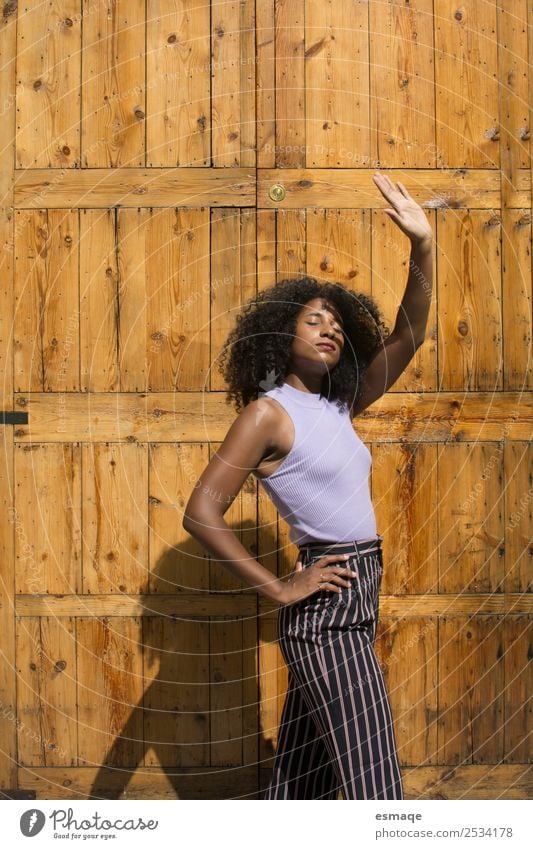 Mulattenfrau auf Holzuntergrund Lifestyle Freude Wellness Leben Mensch Junge Frau Jugendliche Mode Afro-Look Denken entdecken Coolness authentisch