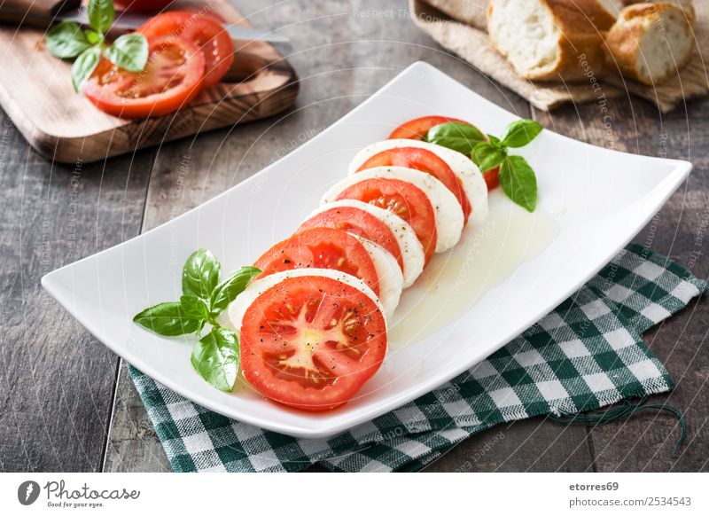 Caprese-Salat mit Mozzarella-Käse, Tomaten und Basilikum Salatbeilage Gemüse Italienisch Mahlzeit grün rot Gesundheit Gesunde Ernährung Vegetarische Ernährung
