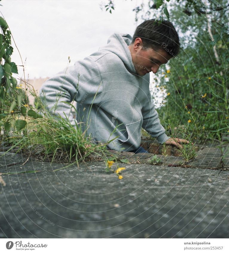 untergrund III maskulin Junger Mann Jugendliche Erwachsene 1 Mensch 18-30 Jahre Umwelt Natur Pflanze Gras Industrieanlage Ruine Stein Beton Bewegung festhalten