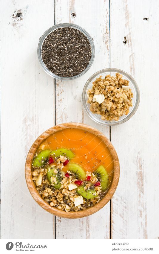 Smoothie mit Obst, Getreide und Chia Milchshake Joghurt Himbeeren Müsli Kiwi Frucht Zerealien Mango Pudding Molkerei Gesundheit Gesunde Ernährung