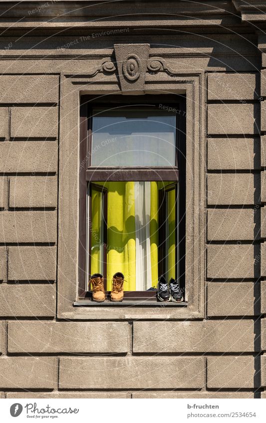 Auslüften Haus Fassade Fenster Schuhe Erholung genießen Häusliches Leben frisch Ordnungsliebe Genauigkeit Fensterbrett paarweise Vorhang offen Altbauwohnung