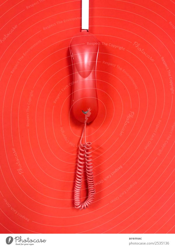 Rotes Telefon Kabel Mauer Wand rot Angst gefährlich bedrohlich Notruf Farbfoto Innenaufnahme Menschenleer Textfreiraum links Textfreiraum rechts