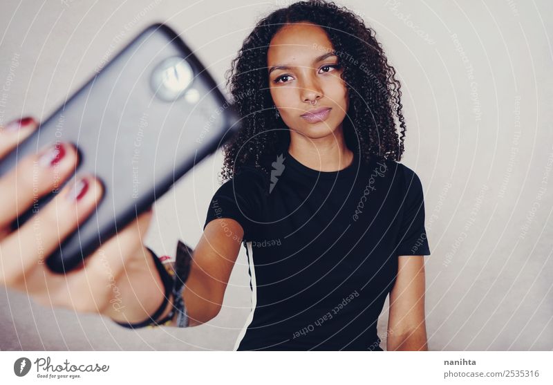 Junge Frau nimmt ein Selfie mit ihrem Handy. Lifestyle Stil Design schön Haare & Frisuren Haut Gesicht Fotokamera PDA Technik & Technologie