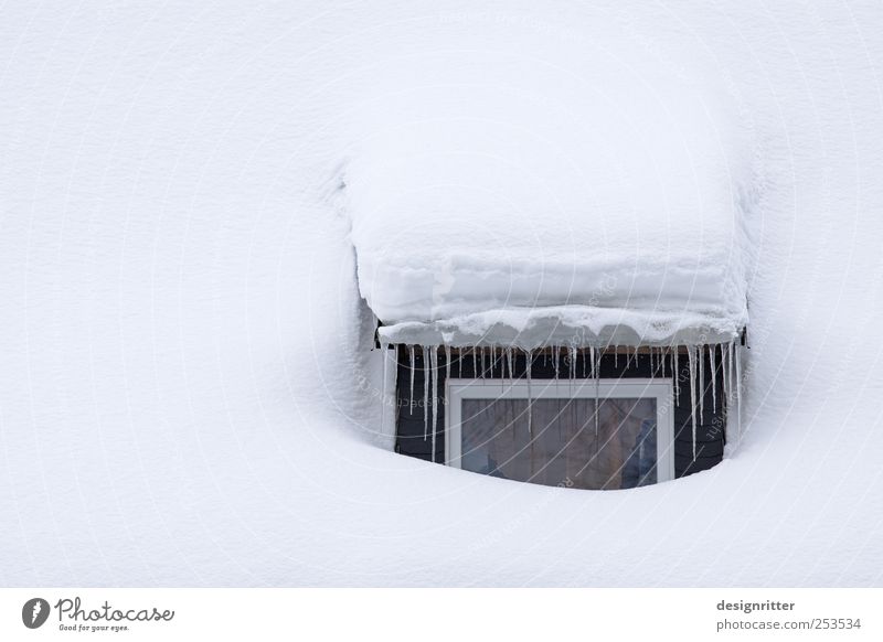 Schlafzimmerblick Winter Klima Klimawandel Wetter Eis Frost Schnee Haus Einfamilienhaus Hütte Fenster Dach Dachrinne schlafen kalt Vertrauen Sicherheit Schutz