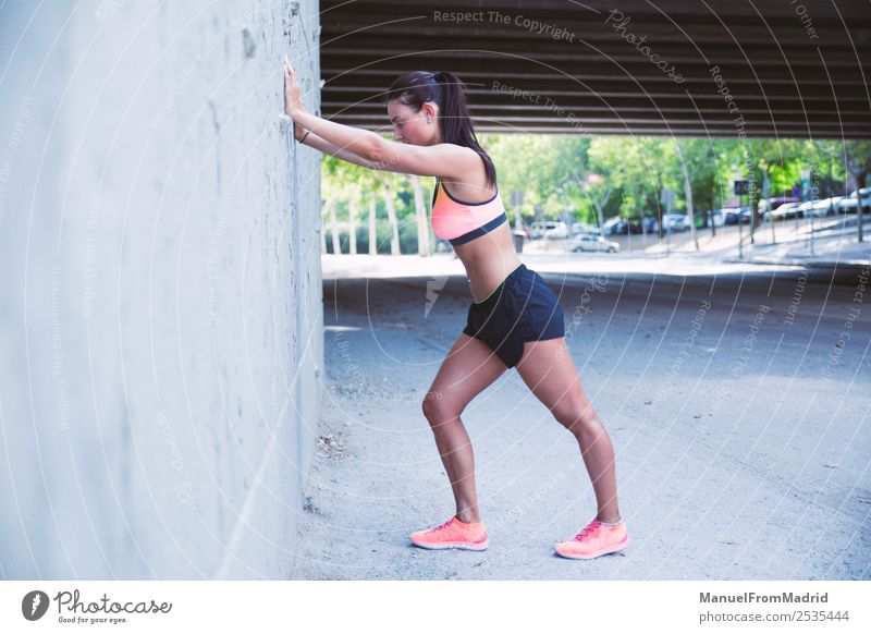 athletische Frau, die ihre Dehnungsroutine macht. Lifestyle schön Körper Sommer Sport Joggen Erwachsene Fitness Freizeit & Hobby Gesundheit Gesundheitswesen