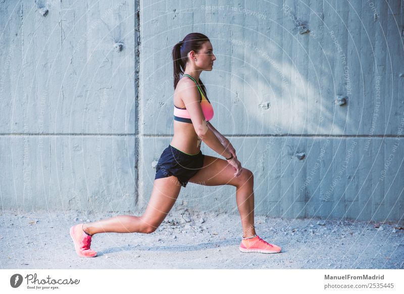 athletische Frau, die ihre Dehnungsroutine macht. Lifestyle schön Körper Sommer Sport Joggen Erwachsene Fitness Läufer strecken Großstadt üben Training Athlet