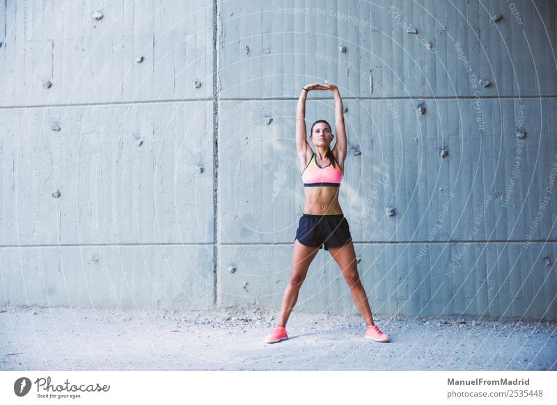 athletische Frau, die ihre Dehnungsroutine macht. Lifestyle schön Körper Sommer Sport Joggen Erwachsene Fitness ästhetisch Zufriedenheit Freizeit & Hobby