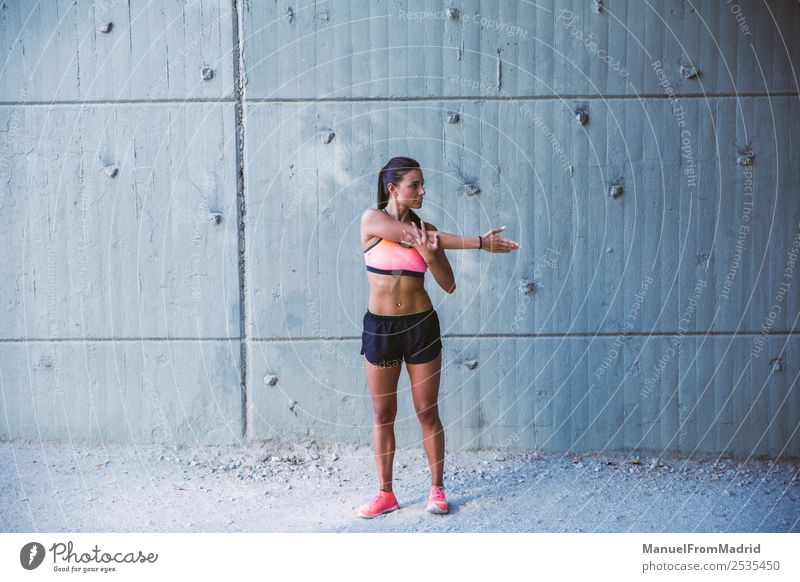 athletische Frau, die ihre Dehnungsroutine macht. Lifestyle schön Körper Sommer Sport Joggen Erwachsene Fitness Läufer strecken Großstadt üben Training Athlet