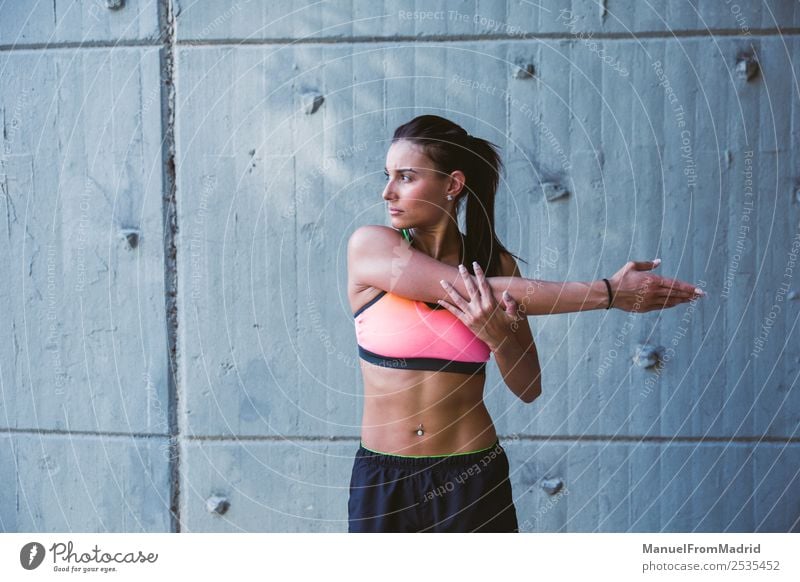athletische Frau, die ihre Dehnungsroutine macht. Lifestyle schön Körper Sommer Sport Joggen Erwachsene Fitness Freizeit & Hobby Gesundheit Gesundheitswesen