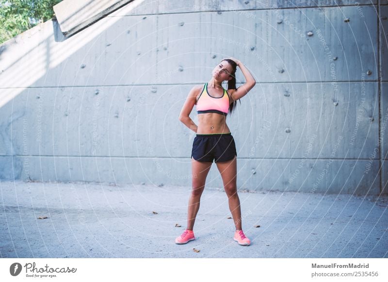 athletische Frau, die ihre Dehnungsroutine macht. Lifestyle schön Körper Sommer Sport Joggen Erwachsene Fitness Freude Optimismus Mut Freizeit & Hobby