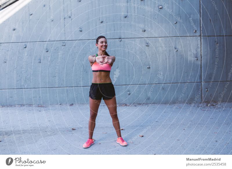 athletische Frau, die ihre Dehnungsroutine macht. Lifestyle schön Körper Sommer Sport Joggen Erwachsene Fitness Lächeln Energie Erholung Freizeit & Hobby