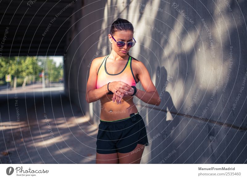 Fitte Läuferin, die im Freien eine Smartwatch testet. Sport Joggen Technik & Technologie Mensch Frau Erwachsene Hand Armbanduhr Herz beobachten Fitness klug