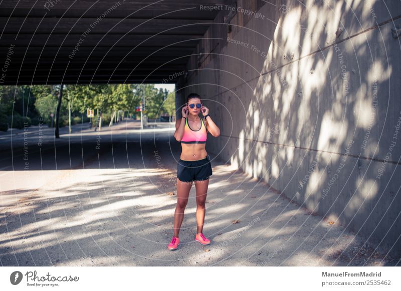 Porträt einer fitten Frau, die im Freien steht. Lifestyle Körper Musik Erwachsene Fitness stehen sportlich hell schön Freude Müdigkeit Erholung Freizeit & Hobby