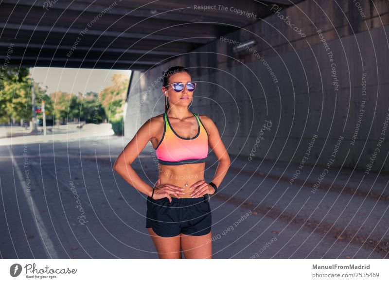 athletische Frau, die sich ausruht Lifestyle Körper Musik Erwachsene Fitness stehen sportlich hell Müdigkeit passen Gesundheit jung Läufer Jogger Training Pause