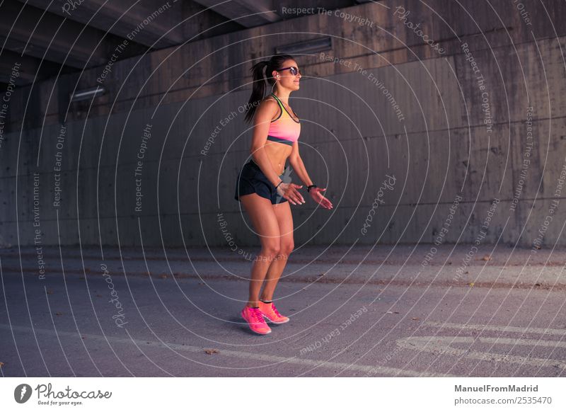 athletisches Frauentraining im Freien Lifestyle schön Körper Sommer Sport Joggen Erwachsene Fitness Läufer Dehnübung Großstadt üben Training Athlet Aufwärmen