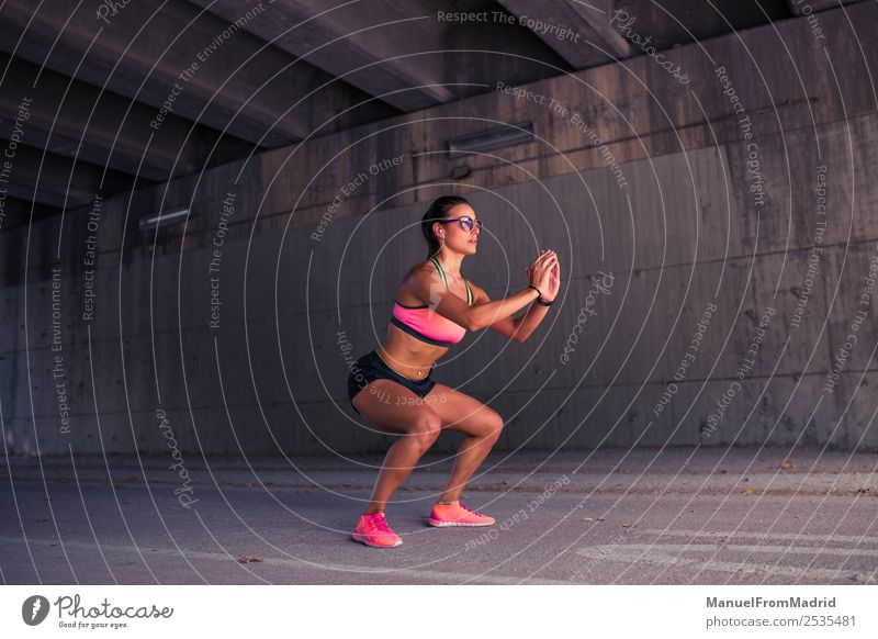 Fit athletische Frau beim Aufwärmen Lifestyle schön Körper Sommer Sport Joggen Erwachsene Fitness anstrengen Zufriedenheit Energie Läufer Dehnübung Großstadt