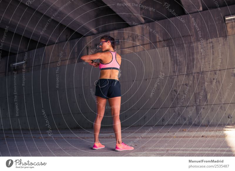 athletische Frau beim Stretching Lifestyle schön Körper Sommer Sport Joggen Erwachsene Fitness Läufer strecken Großstadt üben Training Athlet Aufwärmen jung