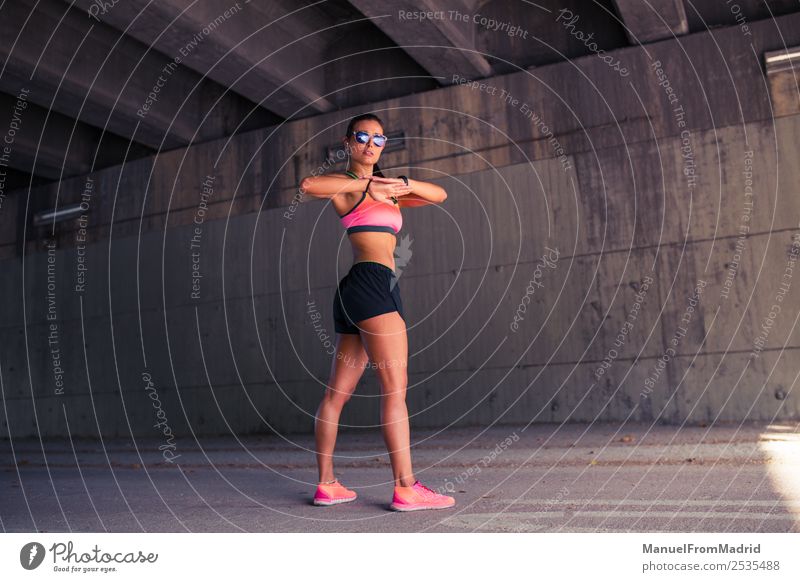 athletische Frau beim Stretching Lifestyle schön Körper Sommer Sport Joggen Erwachsene Fitness Läufer strecken Großstadt üben Training Athlet Aufwärmen jung
