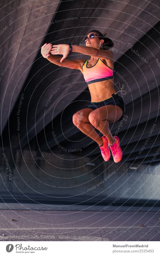 athletische Frau beim Springen Lifestyle schön Körper Sommer Sport Joggen Erwachsene Fitness springen Läufer Dehnübung üben Training Athlet Aufwärmen jung