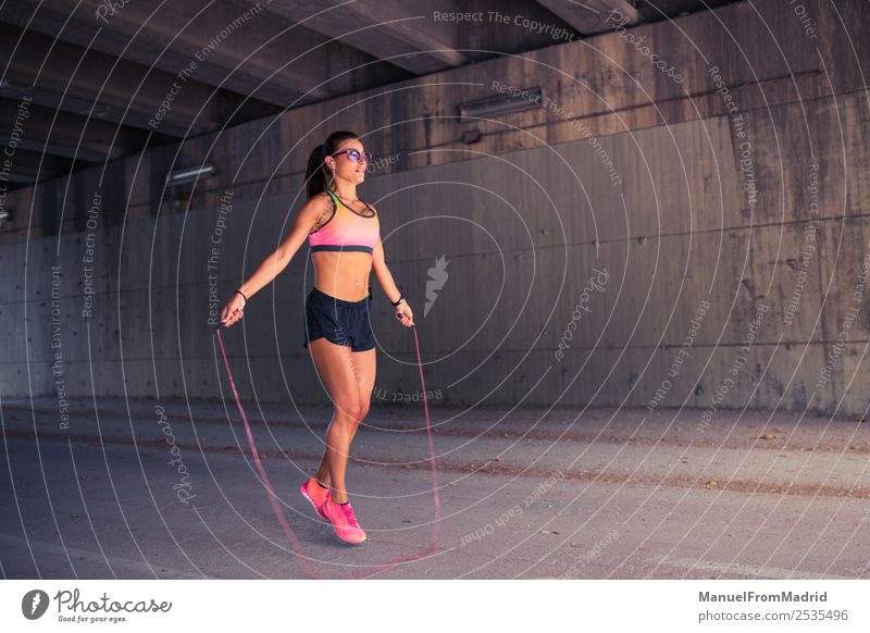 athletische Frau beim Springen mit Springseil Lifestyle Glück schön Körper Wellness Sport Seil Erwachsene Bewegung Fitness seilhüpfen springen dünn Energie