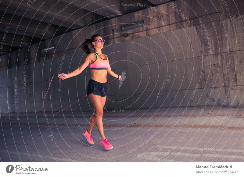 athletische Frau beim Springen mit Springseil Lifestyle Glück schön Körper Wellness Sport Seil Erwachsene Bewegung Fitness seilhüpfen springen dünn Energie