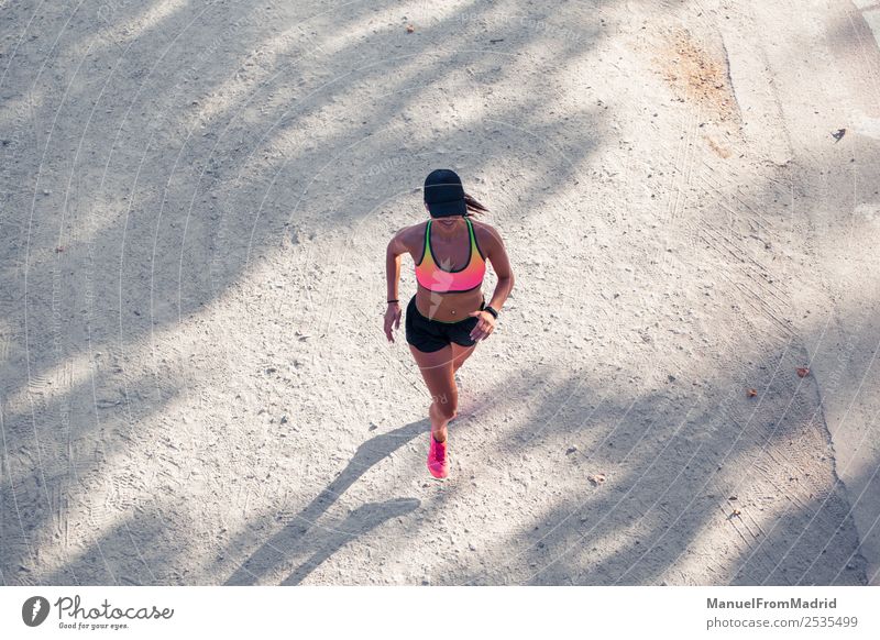 athletische Frau beim Laufen Lifestyle schön Körper Sport Joggen Erwachsene Fitness Lächeln Läufer Top Aussicht Overhead rennen Großstadt üben Training Athlet