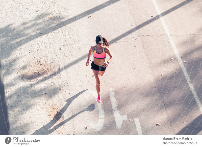 athletische Frau beim Laufen Lifestyle schön Körper Sport Joggen Erwachsene Fitness Lächeln Läufer Top Aussicht Overhead rennen Großstadt üben Training Athlet